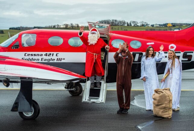 Ho-Ho-Ho: Weihnachtsmann landet auf Jahnsdorfer Flugplatz - Weihnachtsmann landet auf dem Flugplatz Jahnsdorf. Foto: Georg Ulrich Dostmann 