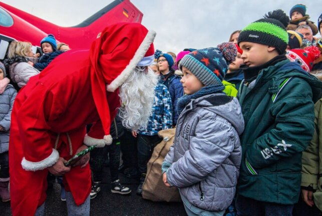 Ho-Ho-Ho: Weihnachtsmann landet auf Jahnsdorfer Flugplatz - Weihnachtsmann landet auf dem Flugplatz Jahnsdorf. Foto: Georg Ulrich Dostmann