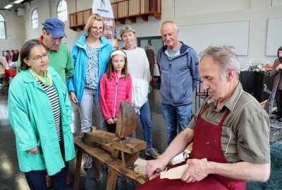 Hobby- und Kreativtag kommt bei Besuchern gut an - Gerne schauten die Besucher am Samstag Hans Lichtenberger beim Schnitzen zu. Foto: Ilka Ruck