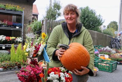 Hochbetrieb zum Reuther Herbstmarkt - Stefanie Zeidler aus Pfaffengrün hat viele Kürbisse mitgebracht. Foto: Simone Zeh
