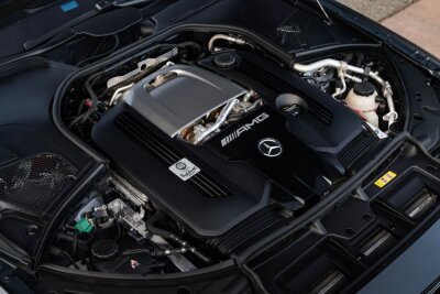 Hochleistung in der S-Klasse: So fährt sich der S63 von AMG - Herzstück des AMG S63 ist der bekannte 4,0-Liter-V8-Turbo. Unterstützung bekommt er von einem 140 kW/190 PS starken Elektromotor an der Hinterachse.
