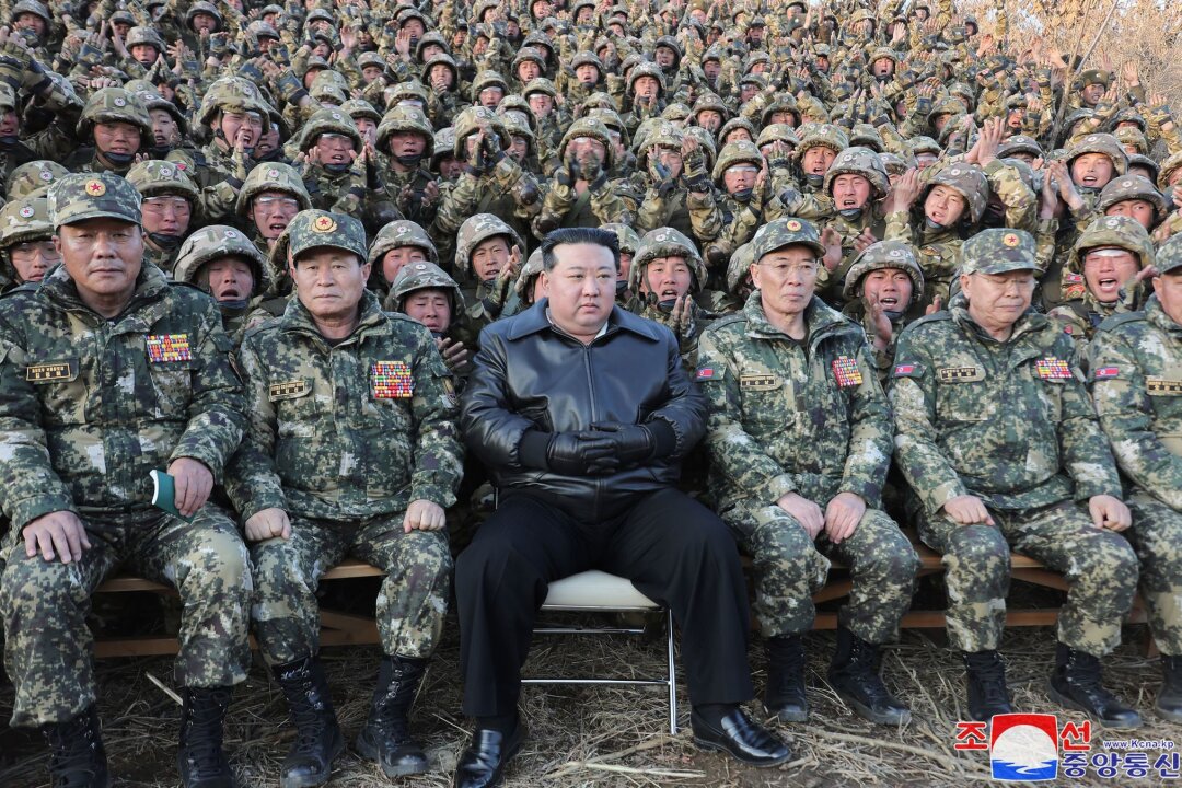 Hochrangige Delegation aus China reist nach Nordkorea - China ist ein wichtiger Verbündeter der selbst ernannten Atommacht unter Machthaber Kim Jong Un (M.).