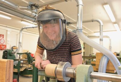 Hochschulinformationstag in Schneeberg gut besucht - Hannah Bayer studiert im 1. Semester Holzgestaltung. Foto: Ralf Wendland