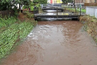 Hochwasser-Alarm nach Starkregen in Lichtenstein - Das Wasser steht hoch in den öffentlichen Gewässern. Foto: B&S/Bernd März