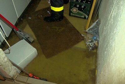 Hochwasser-Alarm nach Starkregen in Lichtenstein - Menschen müssen ihre Keller auspumpen. Foto: B&S/Bernd März