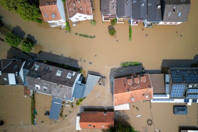 Hochwasser im Südwesten - Aufräumen und abwarten - Bewohner im überschwemmten Kleinblittersdorf im Saarland mussten von der Feuerwehr mit Booten aus ihren Häusern gerettet werden.