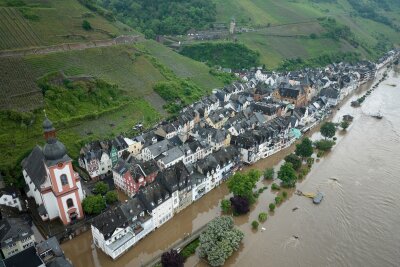 Hochwasser im Südwesten - Aufräumen und abwarten - Der Wasserstand der Mosel ist hoch, große Teile der angrenzenden Stadt Zell im Landkreis Cochem-Zell in Rheinland-Pfalz sind überschwemmt.