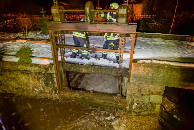 Hochwasser in Breitenbrunn: Feuerwehr öffnet Wehr - Hochwasserwarnung für Mulde - 