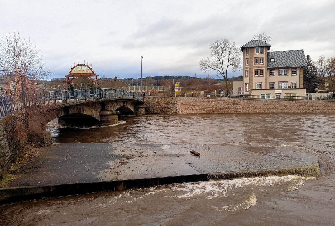 Hochwasser in Flöha: Trotz sinkender Pegelstände ist Vorsicht geboten -  Der Wasserstand an der Alten Baumwolle in Flöha ist hoch, doch Gebäude blieben verschont. Foto: Knut Berger