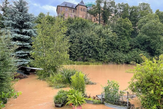 Hochwasser nach Starkregen im Vogtland - Überflutung auf der Schloßstraße in Oelsnitz in Blickrichtung Burg Voigtsberg. Foto: B&S