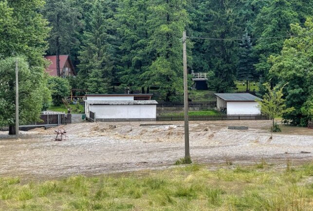 Hochwasser nach Starkregen im Vogtland - Überflutungen in Plauen-Chrieschwitz mit dem Friesenbach. Foto: B&S