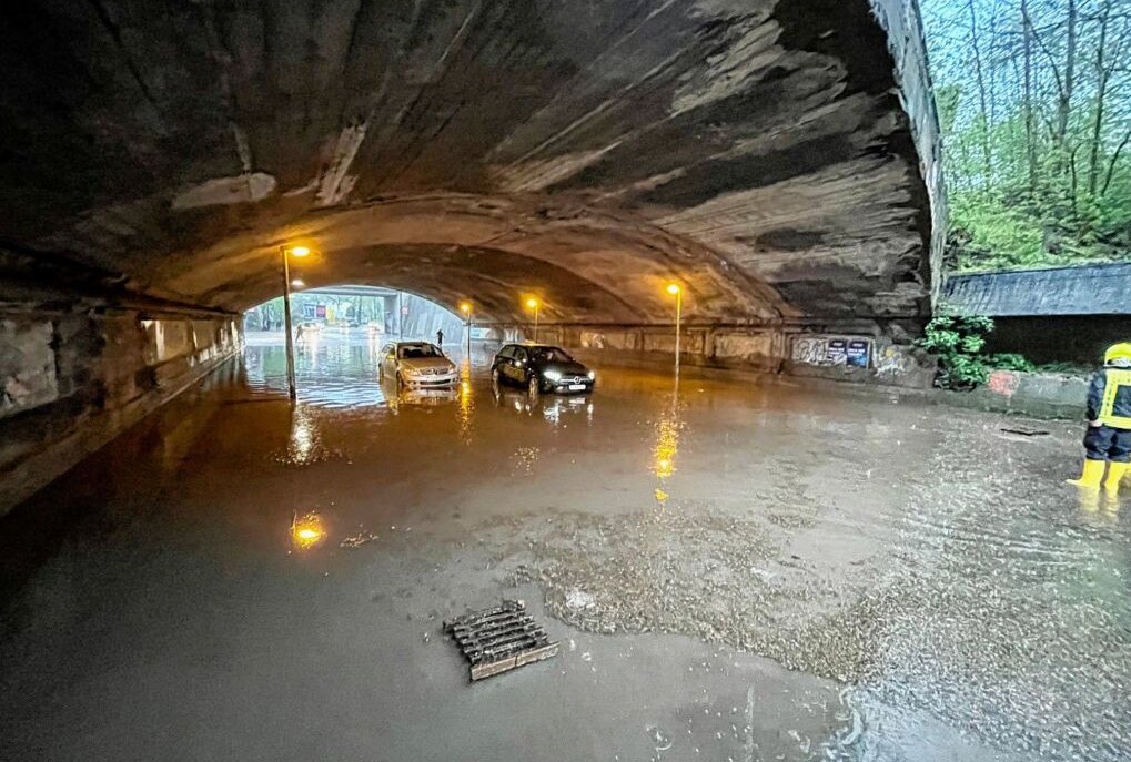 Hochwasser in Hilbersdorfer Bahnunterführung in der Frankenberger Straße. Foto: Daniel Unger