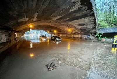 Hochwasser schließt PKW in Hilbersdorfer Unterführung ein - Hochwasser in Hilbersdorfer Bahnunterführung in der Frankenberger Straße. Foto: Daniel Unger