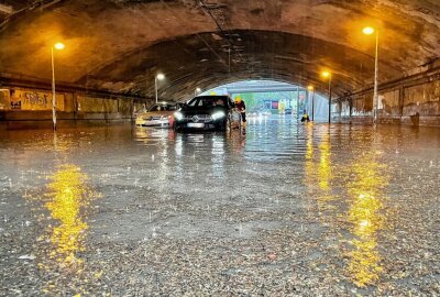 Hochwasser schließt PKW in Hilbersdorfer Unterführung ein - Hochwasser in Hilbersdorfer Bahnunterführung in der Frankenberger Straße. Foto: Daniel Unger