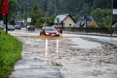 Hochwasser, Überschwemmungen und zerstörte Straßen: Ein persönlicher Erfahrungsbericht - Hochwasser am 27 Juli 2016 in Bad Schlema. Foto: Daniel Unger/Archiv