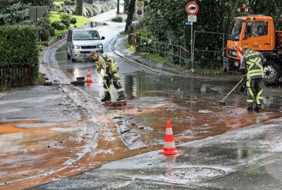 Hochwassergefahr! Starke Regenfälle sorgen in Westsachsen für Chaos - Starke Regenfälle am Samstagfrüh In Gersdorf. Foto: Andreas Kretschel