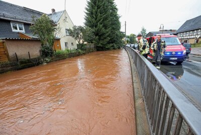 Hochwassergefahr! Starke Regenfälle sorgen in Westsachsen für Chaos - In Oberlungwitz an der B80 fehlten nur noch 10 Zentimeter, bis der Lungwitzbach auf der Straße gewesen Wäre. Foto: Andreas Kretschel