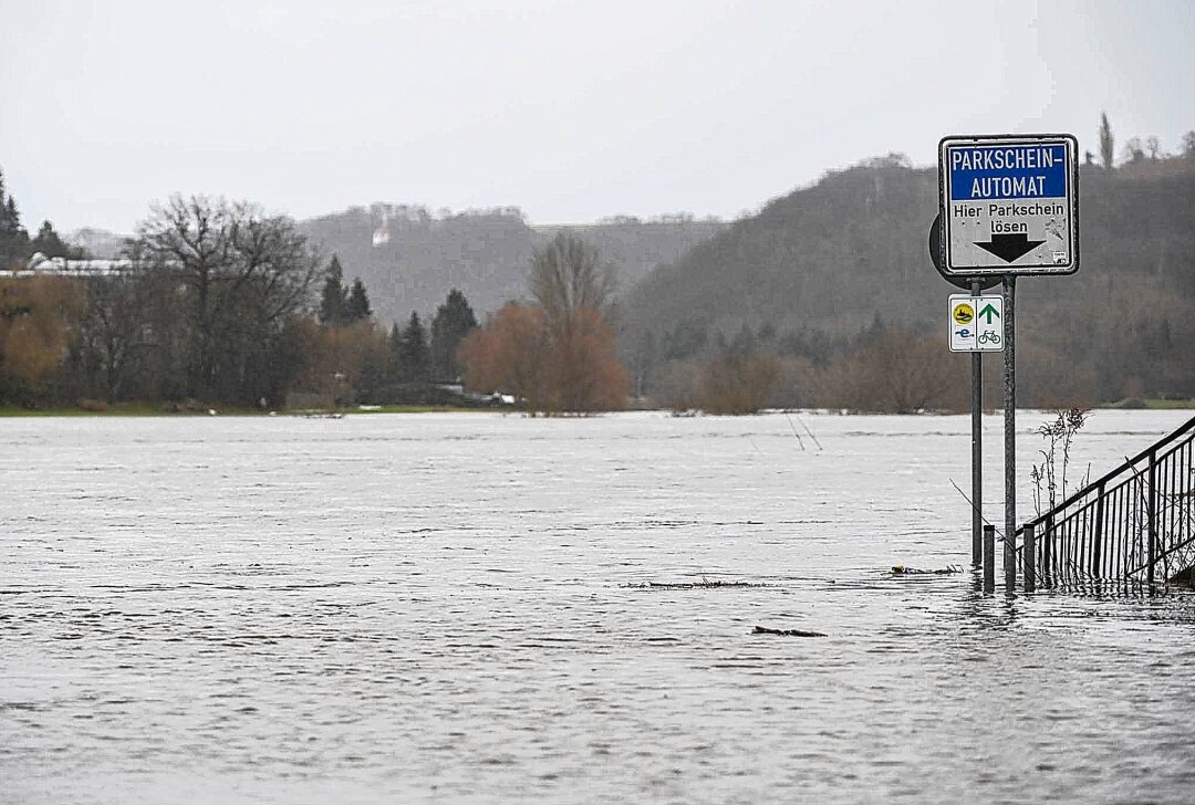 Hochwasserlage in Meißen spitzt sich zu: Elbpegel steigt weiter - Die Stadt Meißen steht unter Wasser. Foto: xcitepress/Finn Becker