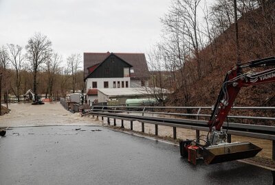 Hochwasserwarnung: Mehrere Gewässer in Sachsen übergetreten - Die Fischerschänke in Sachsenburg ist vom Hochwasser abgeschottet. Foto: Erik Hoffmann