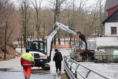 Hochwasserwarnung: Mehrere Gewässer in Sachsen übergetreten - Die Fischerschänke in Sachsenburg ist vom Hochwasser abgeschottet. Foto: Erik Hoffmann