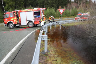 Hochwasserwarnung: Mehrere Gewässer in Sachsen übergetreten - Hundshübel B169