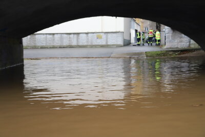 Hochwasserwarnung: Mehrere Gewässer in Sachsen übergetreten - In der Auer Bahnhofsstraße wurde von der Feuerwehr eine Hochwasserschutzmauer geschlossen