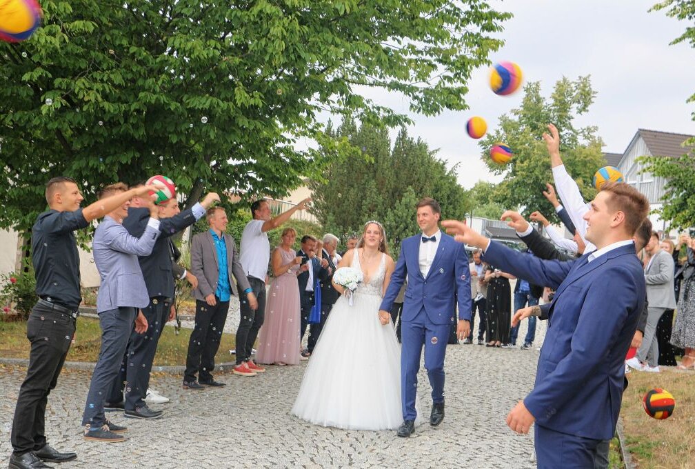 Hochzeit von Loreen und ihrem Wasserballer - Spalier fürs Brautpaar: Die Wasserballer lassen die Bälle fliegen. Foto: Simone Zeh