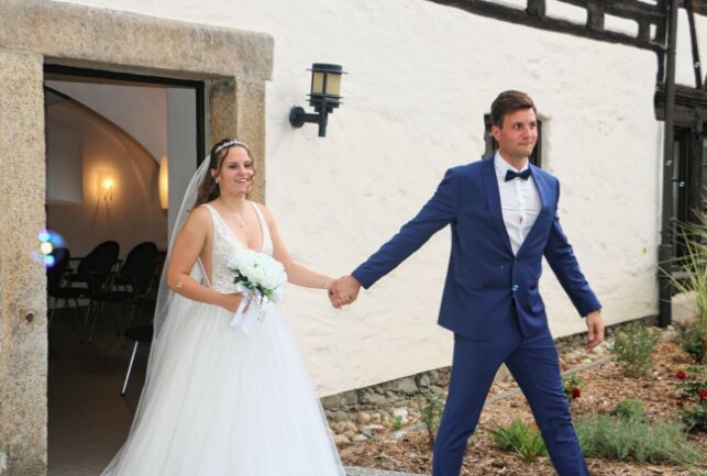 Das frisch verheiratete Paar: Loreen Kaiser-Soltesz und Alpar Soltesz kommen aus dem Trausaal. Foto: Simone Zeh