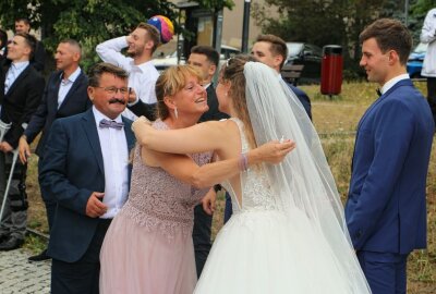 Hochzeit von Loreen und ihrem Wasserballer - Die Eltern Janet und Lothar gratulieren als erstes dem frisch getrauten Paar. Foto: Simone Zeh