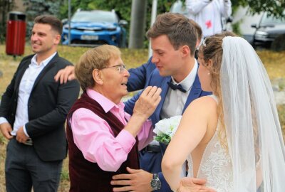 Hochzeit von Loreen und ihrem Wasserballer - Eberhard Hertel, der bei der Trauung im Standesamt dabei war, gab den jungen Leuten herzliche Worte mit auf den Weg. Foto: Simone Zeh