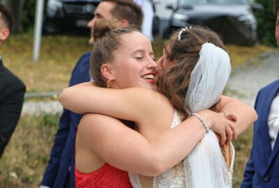 Hochzeit von Loreen und ihrem Wasserballer - Selina umarmt ihre ältere Schwester Loreen. Foto: Simone Zeh