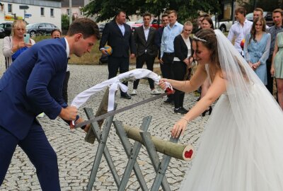 Hochzeit von Loreen und ihrem Wasserballer - Erste gemeinsame Aktion nach der Trauung: Sägen per Hand. Fotot: Simone Zeh