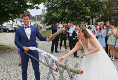 Hochzeit von Loreen und ihrem Wasserballer - Geschafft: Das Holz ist durchgesägt. Foto: Simone Zeh