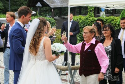 Hochzeit von Loreen und ihrem Wasserballer - Sektempfang: Eberhard Hertel stößt mit dem Brautpaar an. Foto: Simone Zeh