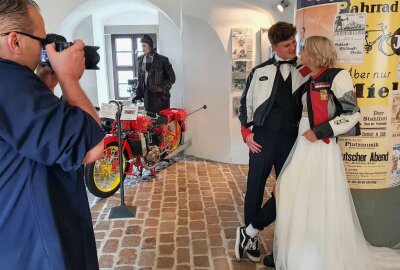 Hochzeitsflair auf Schloss Wildeck - Hier setzt Fotograf Thomas Jennert das Brautpaar in der Motorrad-Ausstellung des Schlosses in Szene. Foto: Andreas Bauer