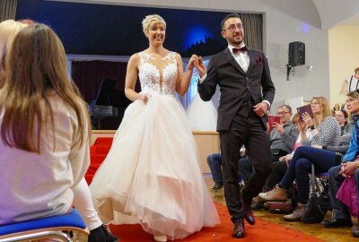 Hochzeitsmesse offenbart die Popularität des Boho-Styles - Auf dem roten Teppich wurden aktuelle Brautkleider und Anzüge präsentiert. Foto: Andreas Bauer