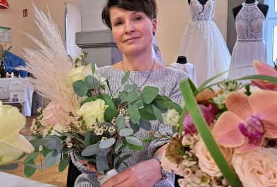 Hochzeitsmesse offenbart die Popularität des Boho-Styles - Floristin Dina Schubert aus Grünhainichen präsentierte Brautsträuße, die aktuell viele natürliche "Zutaten" enthalten. Foto: Andreas Bauer