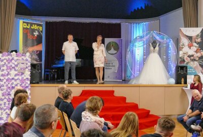 Hochzeitsmesse offenbart die Popularität des Boho-Styles - Neben Mitorganisatorin Kathrin Ardelt führte DJ Jörg als Moderator durch den Tag. Foto: Andreas Bauer