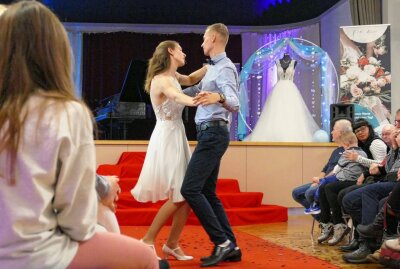Hochzeitsmesse offenbart die Popularität des Boho-Styles - Ein Paar vom Zschopauer Tanzwerk präsentierte dem Publikum verschiedene Hochzeitstänze. Foto: Andreas Bauer