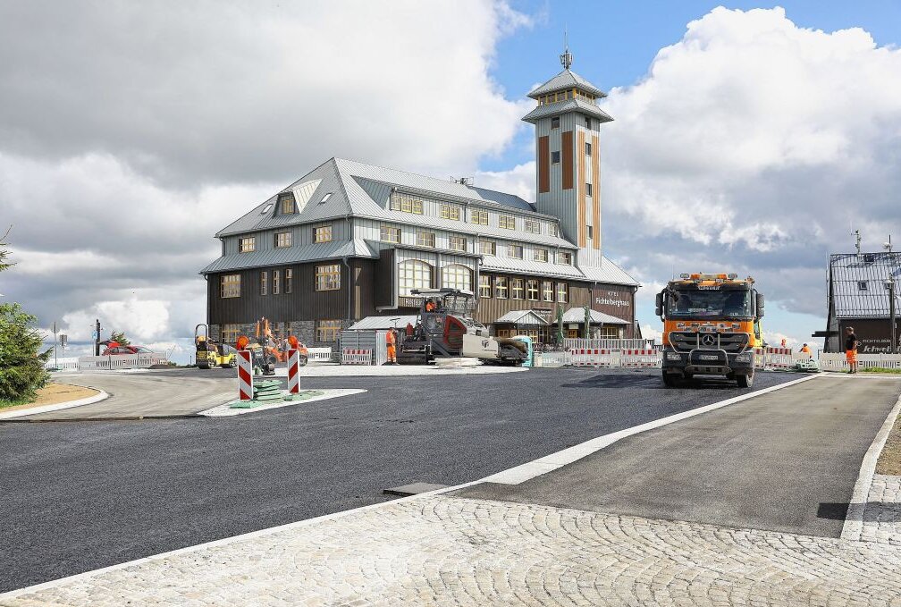 Am Mittwoch wurde die Asphaltdeckschicht des Kreisverkehrs am Fichtelberghaus aufgezogen. Foto: Thomas Fritzsch/PhotoERZ