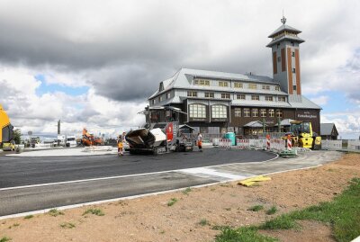 Höchstgelegener Kreisverkehr Ostdeutschlands kurz vor Fertigstellung - Das Dach Sachsens ist derzeit eine Baustelle. Foto: Thomas Fritzsch/PhotoERZ