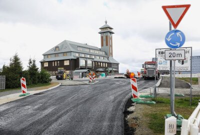 Höchstgelegener Kreisverkehr Ostdeutschlands kurz vor Fertigstellung - In den kommenden Tagen wird die Baustelle am Fichtelberg abgeschlossen. Foto: Thomas Fritzsch/PhotoERZ