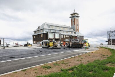 Höchstgelegener Kreisverkehr Ostdeutschlands kurz vor Fertigstellung - In den kommenden Tagen wird die Baustelle am Fichtelberg abgeschlossen. Foto: Thomas Fritzsch/PhotoERZ