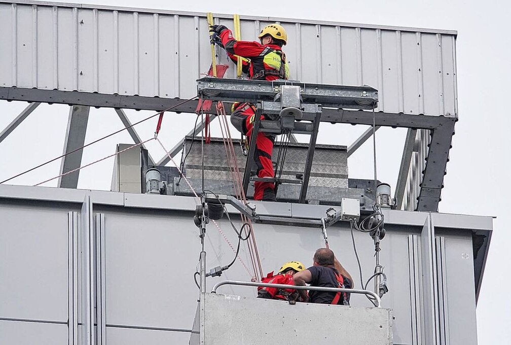Höhenrettung: Arbeiter sitzt auf Arbeitsplattform fest - Höhenrettungseinsatz in Dresden. Foto: © Roland Halkasch