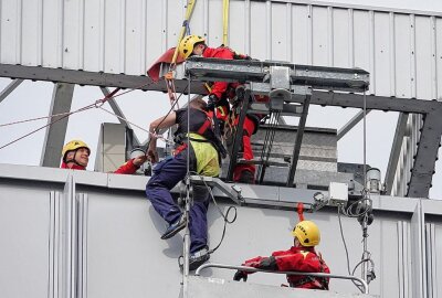 Höhenrettung: Arbeiter sitzt auf Arbeitsplattform fest - Höhenrettungseinsatz in Dresden. Foto: © Roland Halkasch