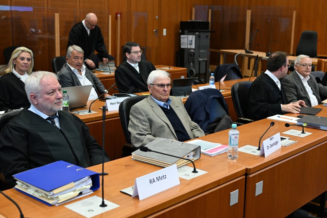 Hoeneß bekräftigt vor Gericht: Kein Stimmenkauf für WM 2006 - Der Sommermärchen-Prozess wurde am Landgericht in Frankfurt am Main fortgesetzt.