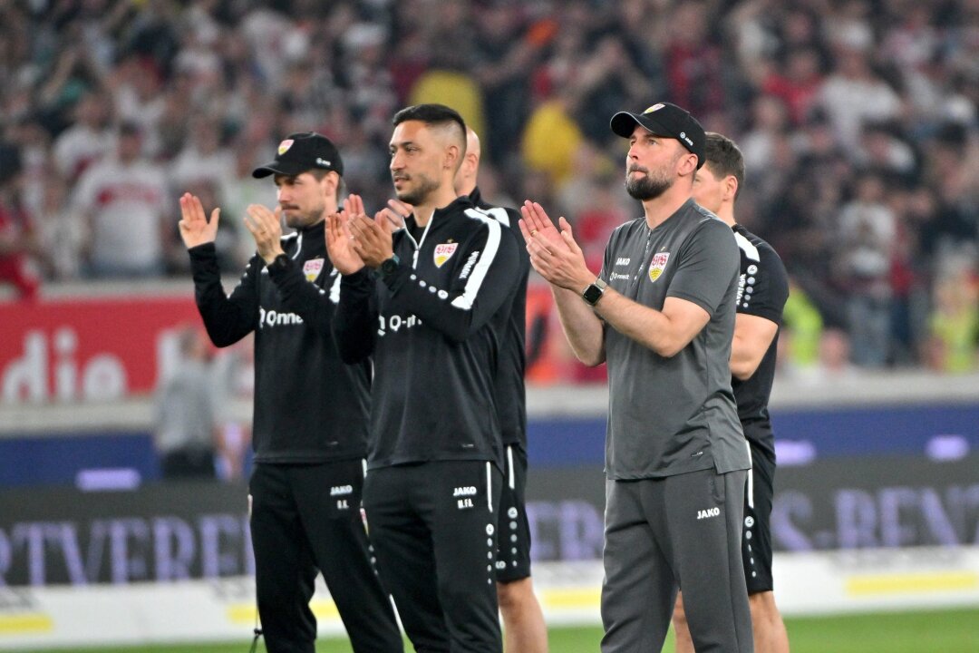 Hoeneß findet Dortmunds und Bayerns Erfolge "großartig" - Stuttgarts Cheftrainer Sebastian Hoeneß (r) steht mit seinem Trainerteam nach dem Spiel auf dem Platz.