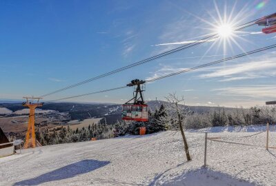 Hoffen auf den Wintersport: In Oberwiesenthal startet die Beschneiung wieder - Die Beschneiung der Abfahrtshänge am Fichtelberg startet. Foto: Ronny Küttner