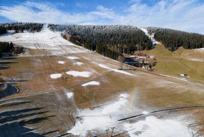 Hoffen auf den Wintersport: In Oberwiesenthal startet die Beschneiung wieder - Die Beschneiung der Abfahrtshänge am Fichtelberg startet. Foto: Ronny Küttner