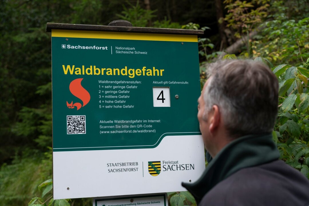 Hohe Waldbrandgefahr im Norden Sachsens - Ein Hinweisschild zum Thema Waldbrandgefahr steht an einem Wanderweg im Nationalpark Sächsische Schweiz.